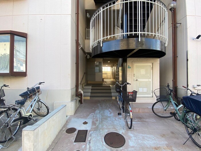 物件外観写真3　(エントランス部分)