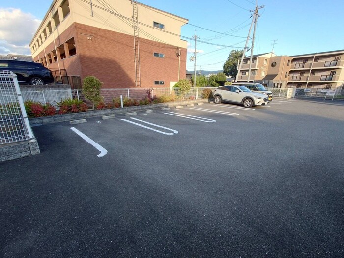 物件外観写真3　(駐車場)