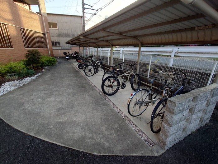 物件外観写真4　(駐輪場)