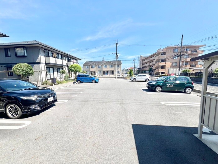 物件外観写真2　(駐車場)