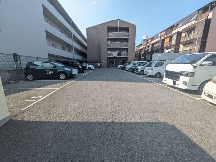 物件外観写真4　(駐車場)