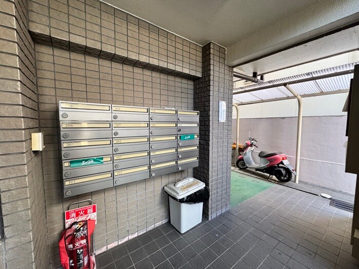 物件外観写真4　(エントランス部分)