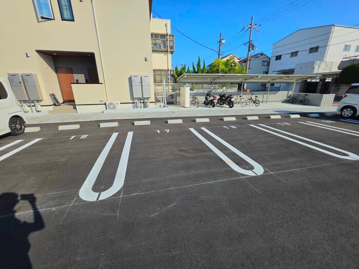 物件外観写真3　(駐車場)