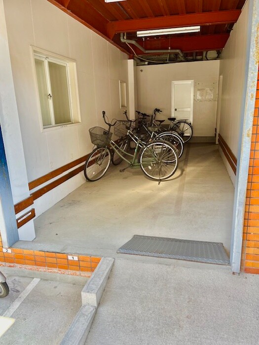物件外観写真4　(バイク置き場)