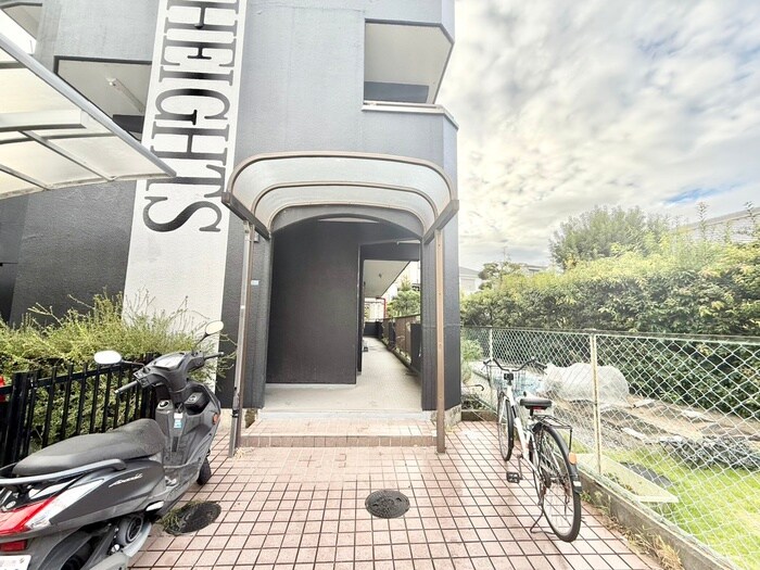 物件外観写真3　(エントランス部分)