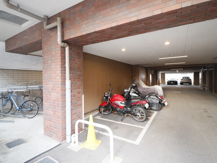 物件外観写真4　(バイク置き場)