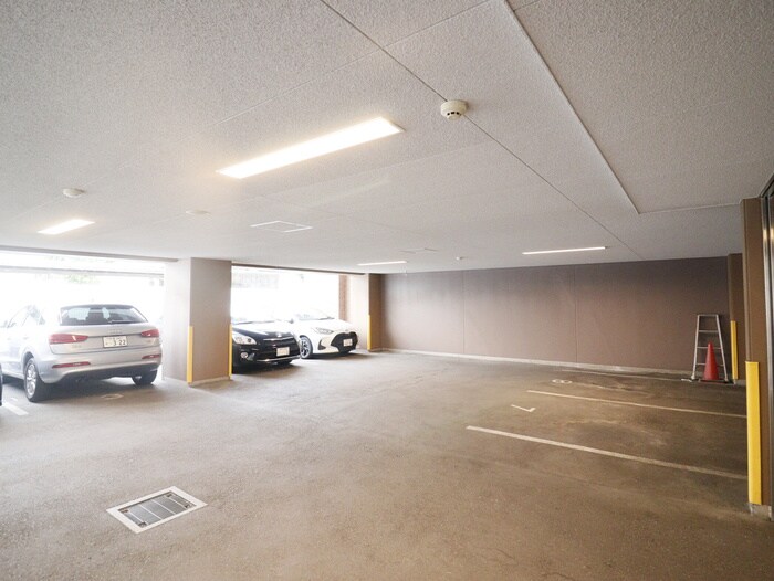 物件外観写真5　(駐車場)