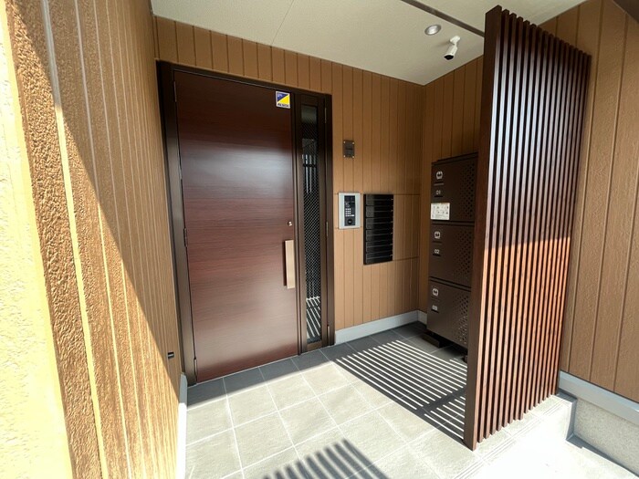 物件外観写真2　(エントランス部分)