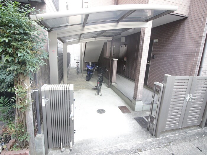 物件外観写真2　(エントランス部分)