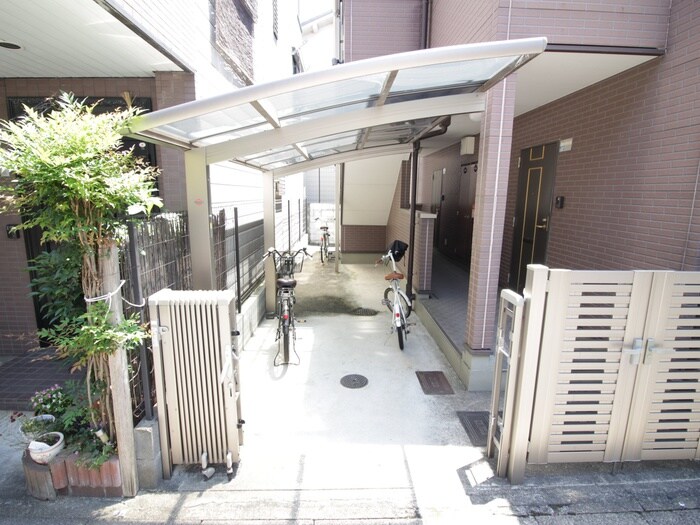 物件外観写真6　(エントランス部分)