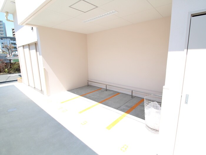 物件外観写真6　(バイク置き場)