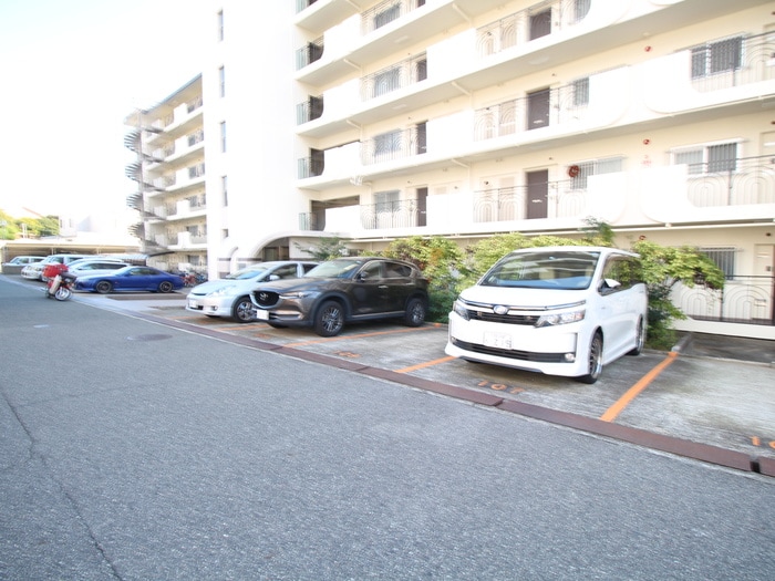 物件外観写真5　(駐車場)