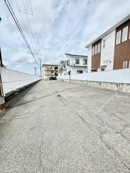 物件外観写真2　(駐車場)