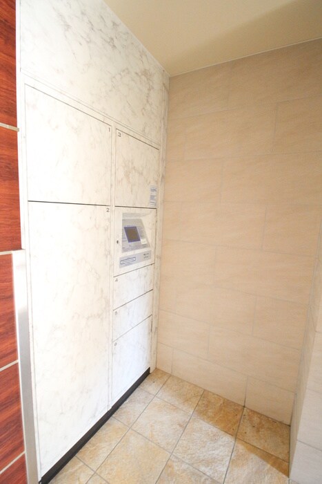 物件外観写真6　(エントランス部分)