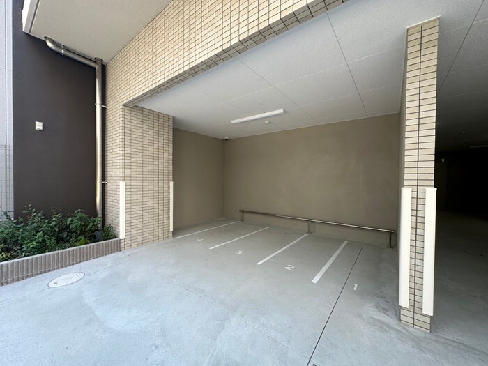 物件外観写真3　(バイク置き場)