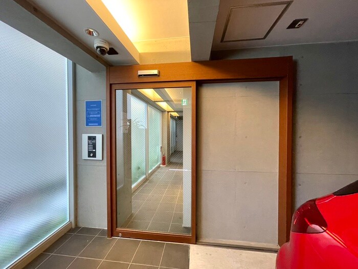 物件外観写真4　(エントランス部分)