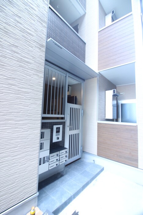 物件外観写真4　(エントランス部分)