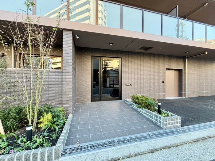 物件外観写真2　(エントランス部分)