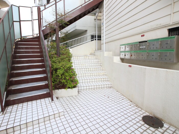 物件外観写真3　(エントランス部分)