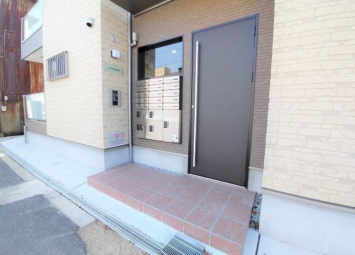 物件外観写真4　(エントランス部分)