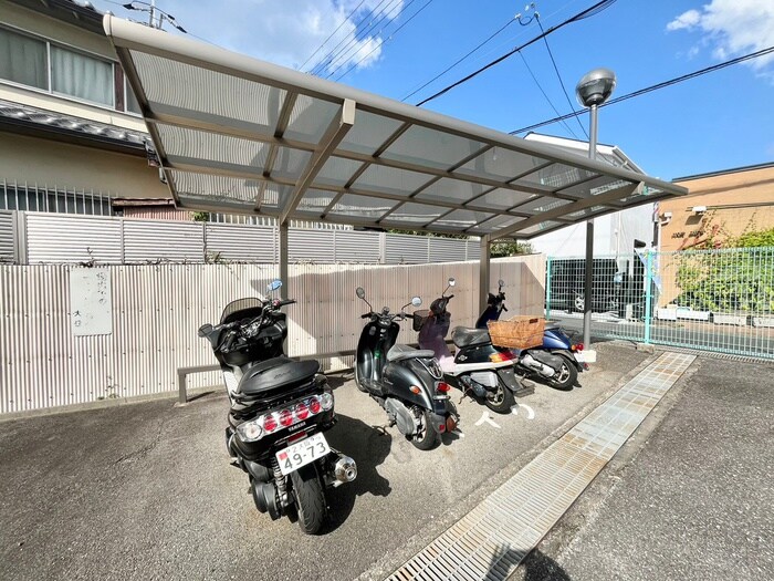 物件外観写真4　(バイク置き場)