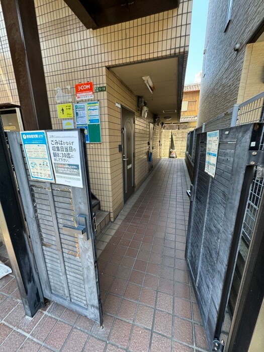 物件外観写真4　(エントランス部分)