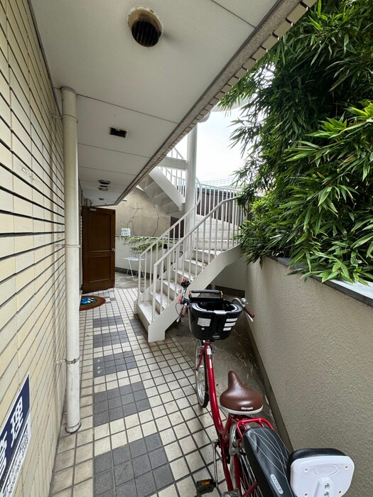 物件外観写真3　(エントランス部分)