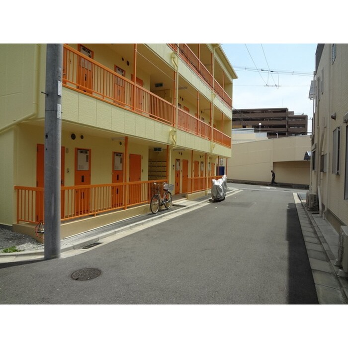 物件外観写真5　(バイク置き場)