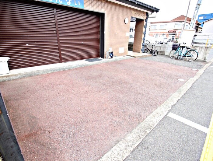 物件外観写真5　(駐車場)