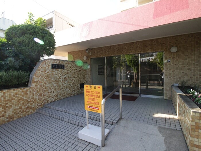 物件外観写真2　(エントランス部分)