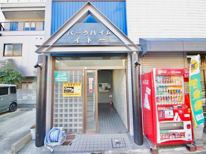 物件外観写真4　(エントランス部分)