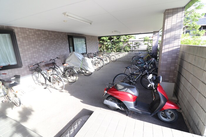 物件外観写真4　(駐輪場)