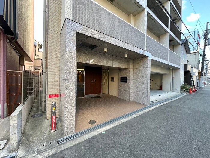 物件外観写真2　(エントランス部分)