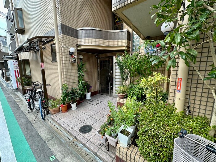 物件外観写真3　(エントランス部分)