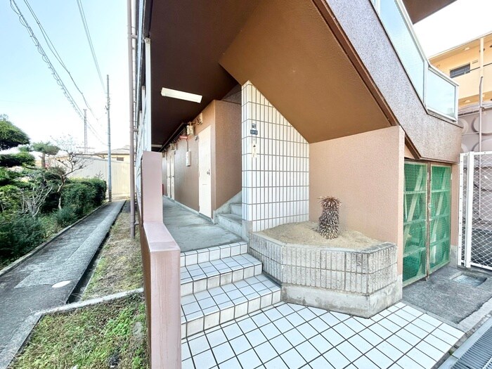 物件外観写真3　(エントランス部分)