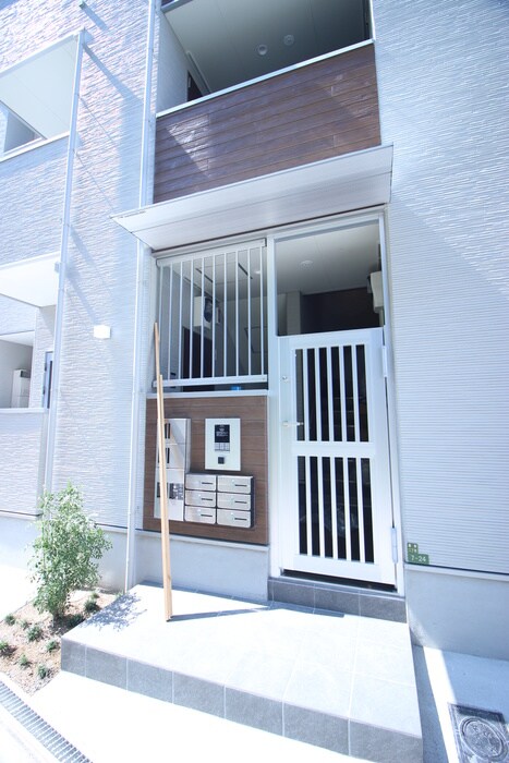 物件外観写真3　(エントランス部分)