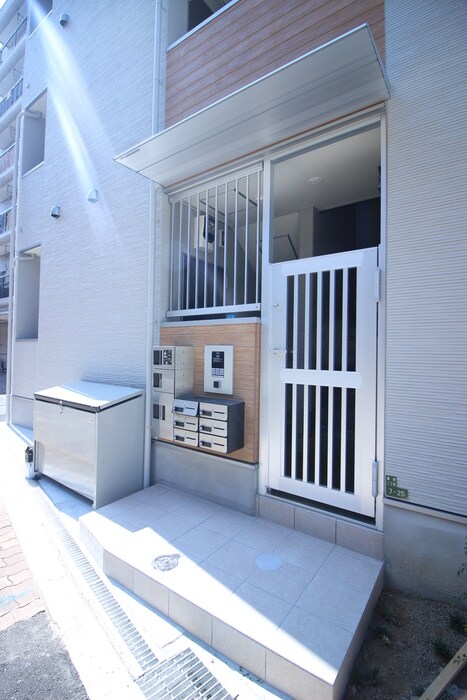 物件外観写真3　(エントランス部分)