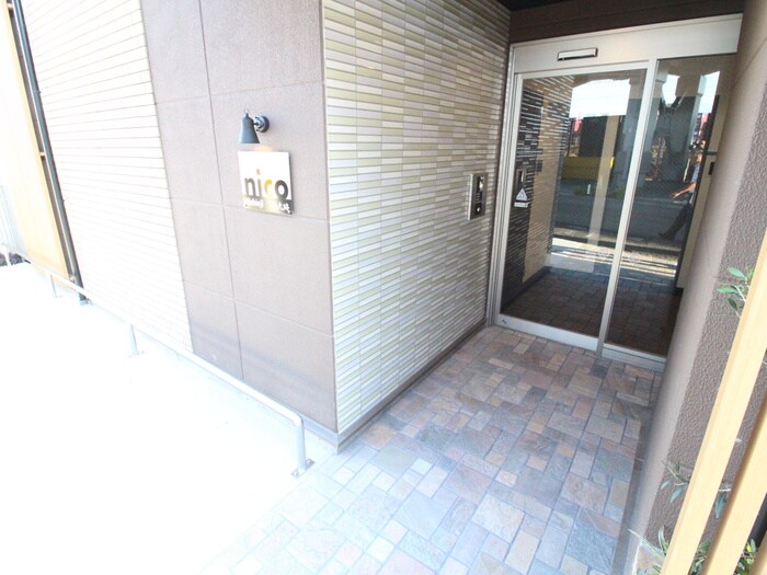 物件外観写真2　(エントランス部分)