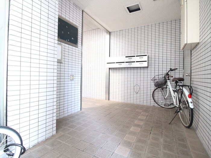 物件外観写真3　(エントランス部分)