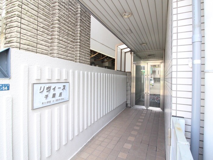 物件外観写真4　(エントランス部分)