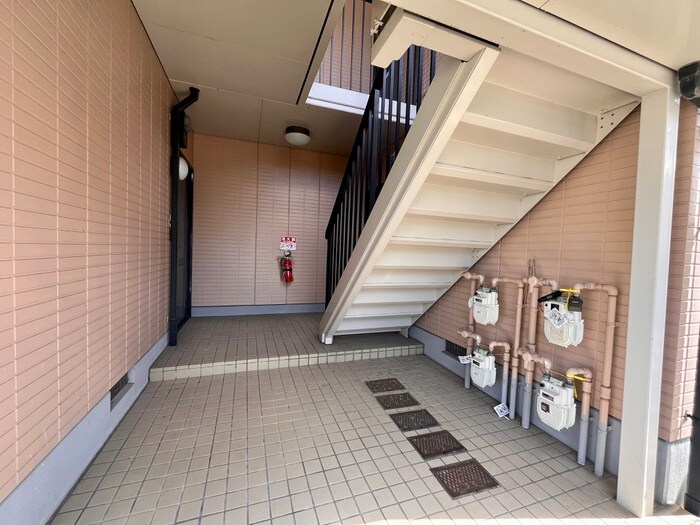 物件外観写真2　(エントランス部分)