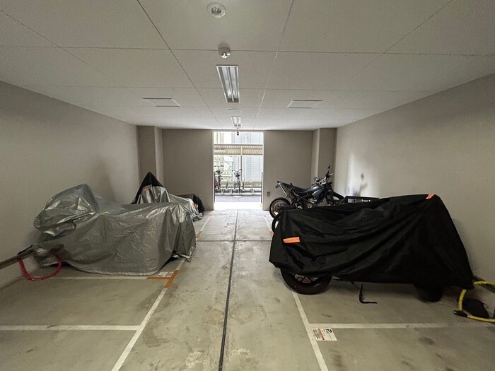 物件外観写真5　(バイク置き場)