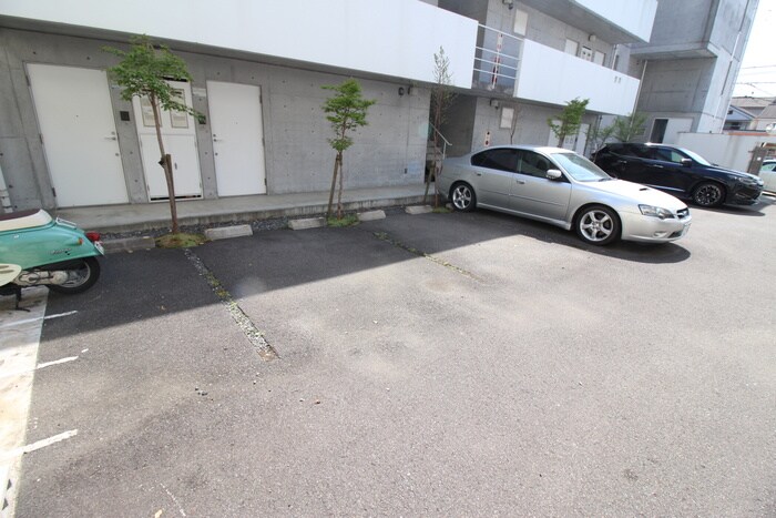 物件外観写真5　(駐車場)