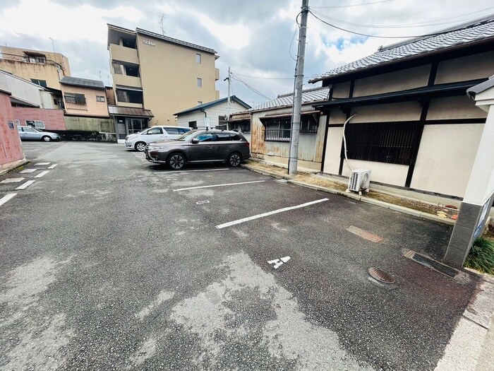 物件外観写真6　(駐車場)