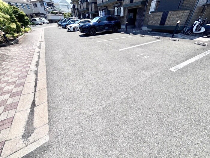 物件外観写真4　(駐車場)