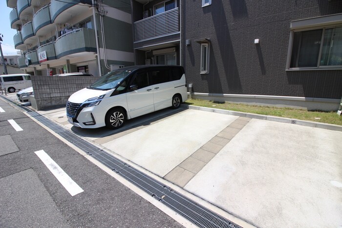 物件外観写真3　(駐車場)