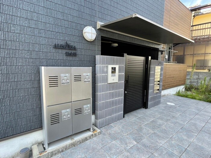 物件外観写真2　(エントランス部分)