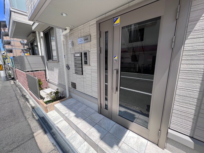 物件外観写真4　(エントランス部分)