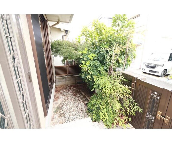 物件外観写真4　(エントランス部分)