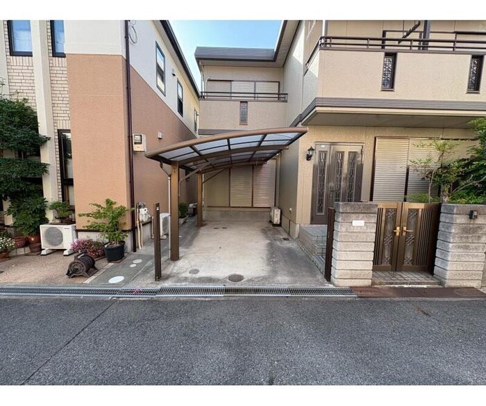 物件外観写真5　(駐車場)